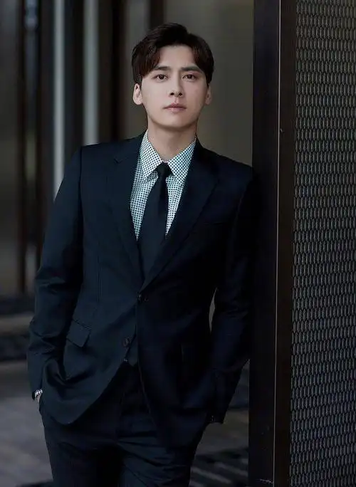 李易峰变身霸气总裁,气质卓然.