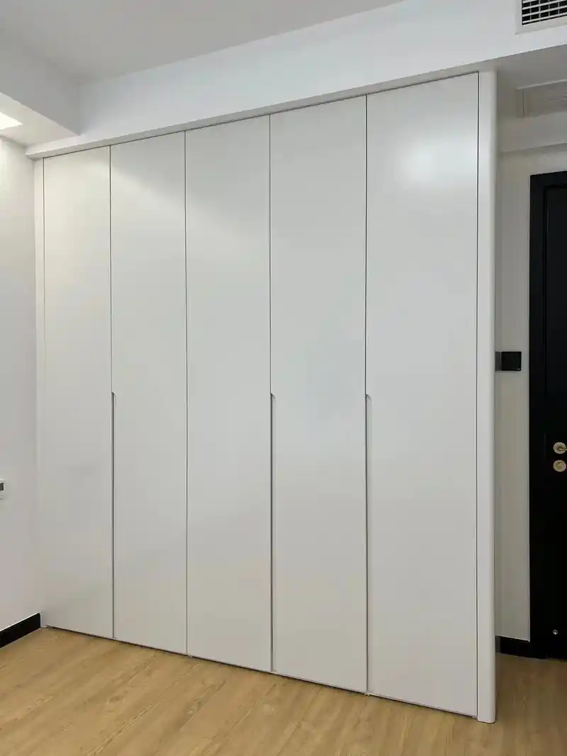 衣柜材质: 柜体:多层板(免漆板) 柜门:定向多层板(白色混油) 拉手:铣