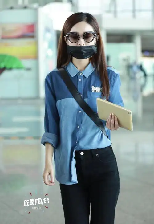 赵丽颖机场街拍牛仔服活力可爱大墨镜十分拉风