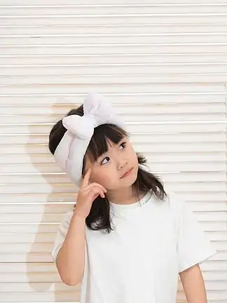 可爱的小女孩做鬼脸