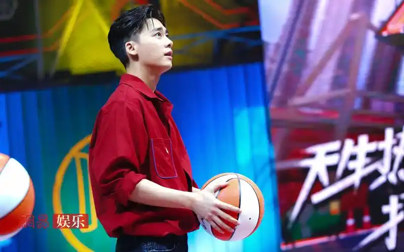 【首都一橘】用微博热搜换李易峰篮球衣的记者