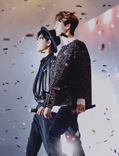 只为王一博肖战"博君一肖",粉丝通宵接机_陈情_演唱会_电视剧