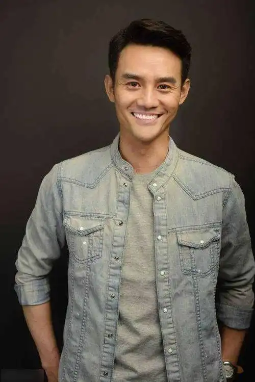 王凯,我一直get不到他的帅,那鼻子和下巴看着贼难受.