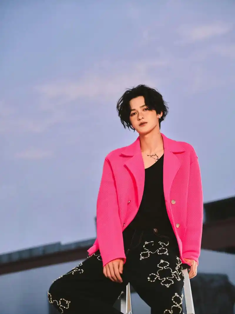 朱正廷粉色亮色西装造型 卷发,西装,锁骨纹身贴