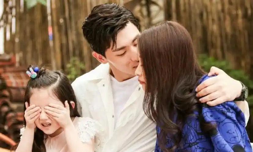 有种整容叫李沁邓伦女儿长大,两年后模样判若两人_剧中