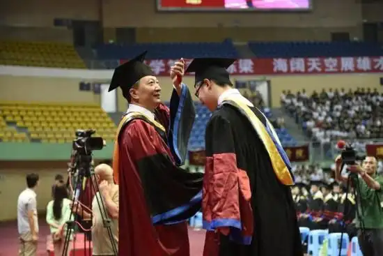 进入6月,校园里开始出现穿着学位服拍照留念的同学们了,晚上栀子花的