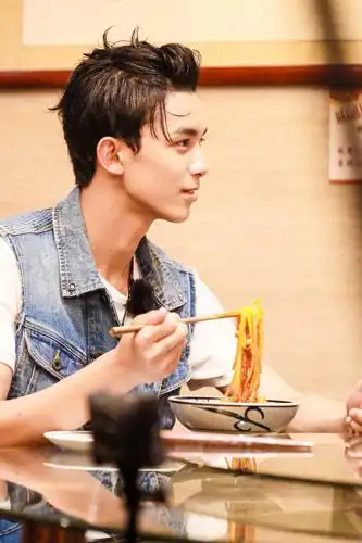 吴磊综艺抻面接地气民歌儿歌张口就来