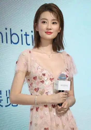 乔欣出席活动,豹纹吊带腰侧镂空裙,仙女立马变小野猫