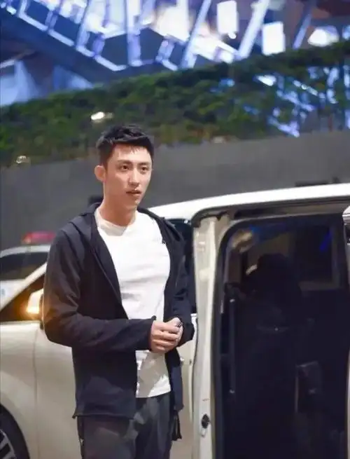 黄景瑜跨年晚会裤子太紧好身材一览无遗