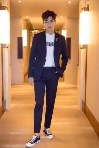 一周男星着装丨彭于晏穿白色太好看了,同样好看的还有井柏然的新家