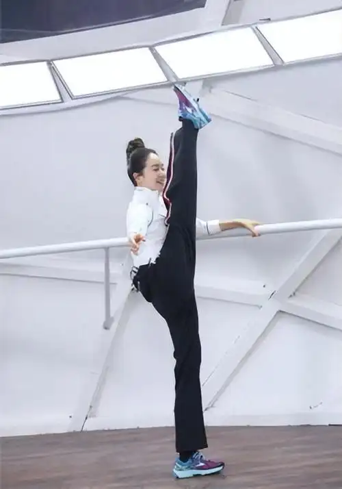 在演艺道路上,左小青与孙红雷,吕行,段奕宏等多位演艺圈人士有过绯闻.