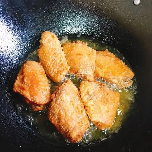 家常版香炸鸡翅,酥脆好吃,孩子们一周要吃两三次