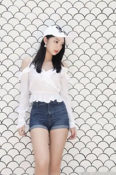 火箭少女李紫婷紧身热裤大秀身材 网友惊呼:原来不止唱歌厉害!