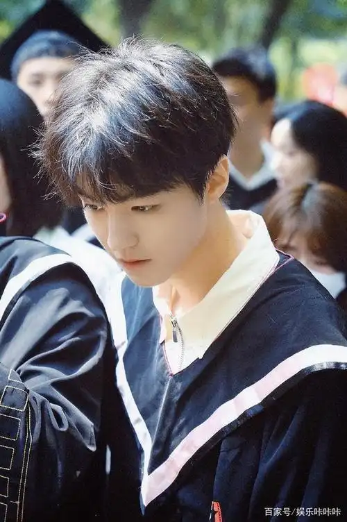 王俊凯毕业了,这毕业照也太帅了吧
