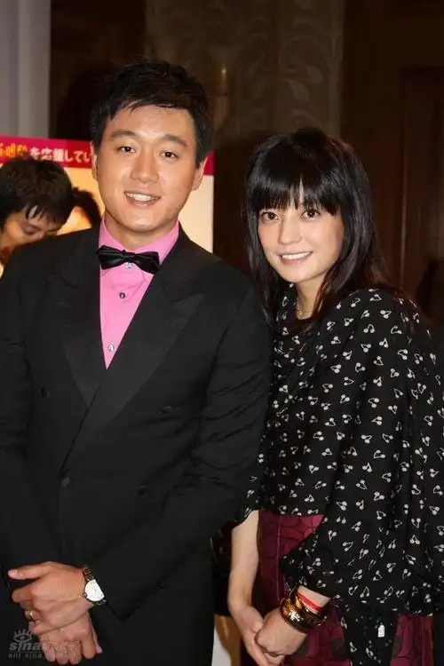 图文东京中国电影周佟大为赵薇合影