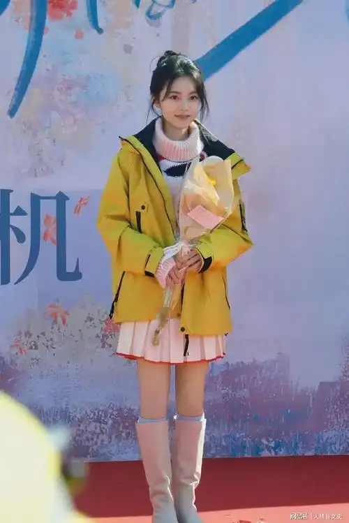 赵今麦参加新剧开机仪式,扎个高马尾,加上斜刘海,甜美又显精神