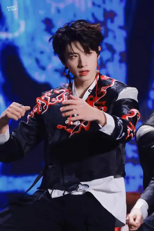 朱志鑫[超话]##朱志鑫百变舞台风格##朱志鑫直拍