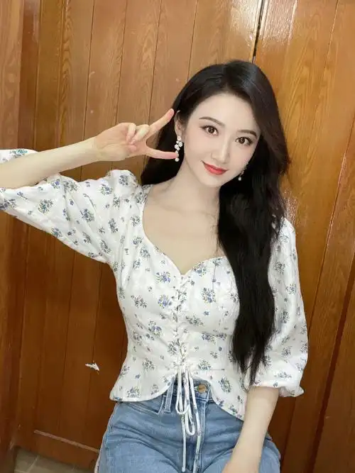 景甜碎花上衣九宫格自拍##景甜周五九宫格随拍