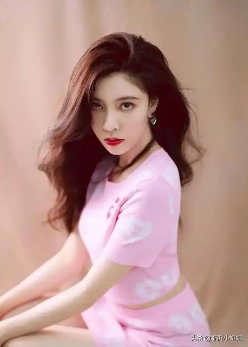 (图片来源于网络)宋妍霏的长相非常适合浓颜系妆容,她拥有混血美女的