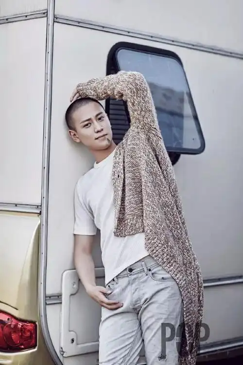 秦俊杰写真图片:光头造型别样帅气