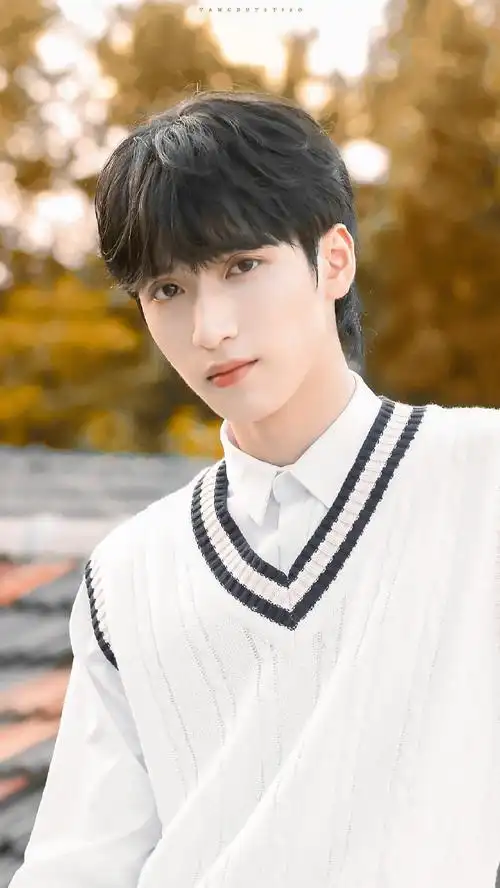 严浩翔天台氛围感写真