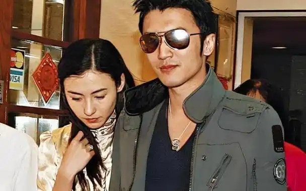 张柏芝带儿子见爸爸,注意谢霆锋的反应,网友:让人心酸!