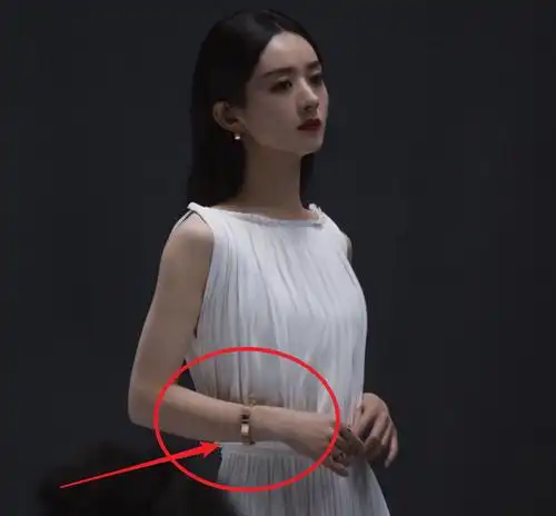 赵丽颖晒新广告代言,手链位置却和别人不一样,说她才80斤我也信