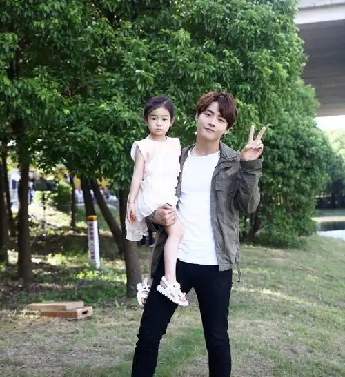 lucky可爱的表情 迷你版戚薇,这么像妈妈,看来戚薇真的没有整容.