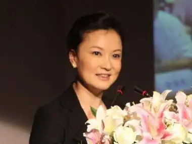 每个行业都有自己的发展历程,这一点主持人也不能例外,现在她已经是五