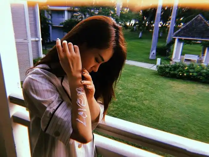 戚薇真的胖了吗?牛仔短裤下两根擎天柱,网友:造型师你出来!