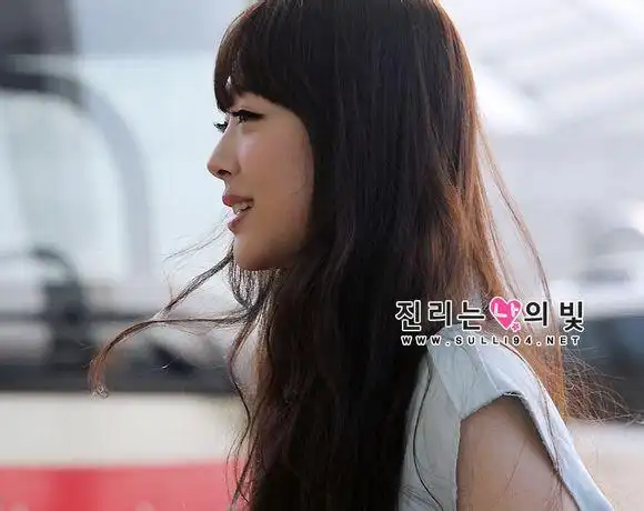 求fx雪莉的侧面照片