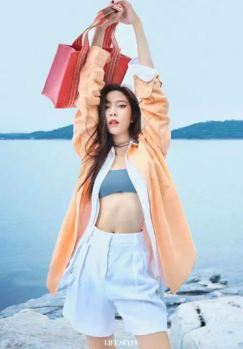 宋妍霏一组时尚大片,演绎夏日晴空里的氧气少女,美得不可方物-爱读书