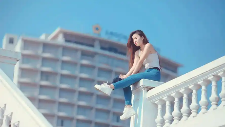 坐在楼顶双脚悬空美女壁纸