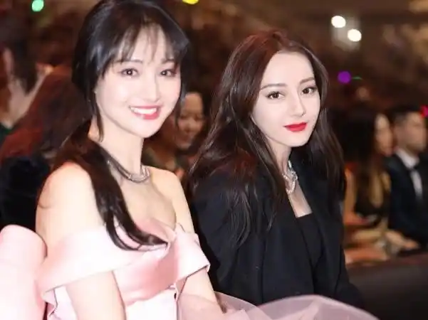 有种合影叫郑爽的笑,不论和谁合影,她都笑得最好看