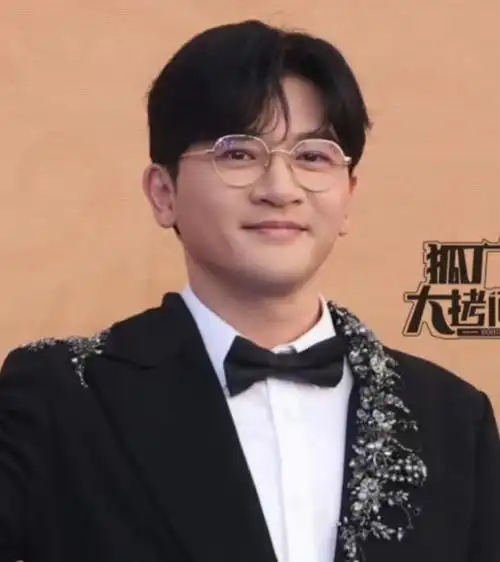 金鸡奖明星怼脸生图张雨绮脸肿金晨嘴歪男明星普遍发福