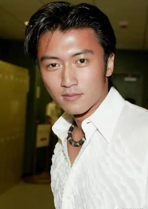 谢霆锋重塑廿年前经典发型 发量大减感叹岁月不饶人_截图_影片_微博