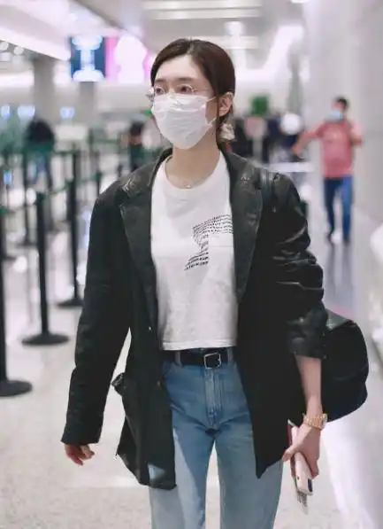 原创江疏影的身材真没法黑常人都挤不进的紧身裤她还穿出空荡感