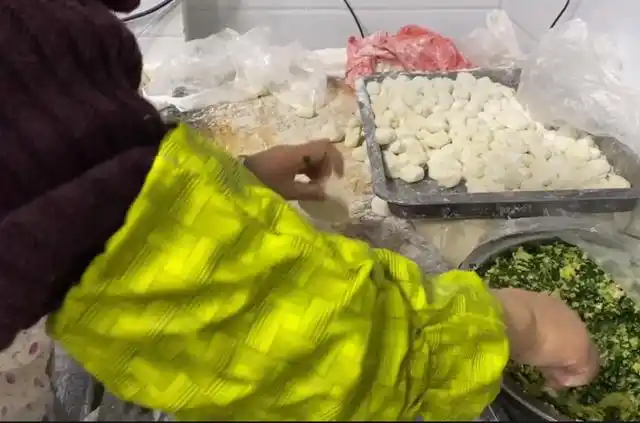 河北大叔路边摆摊卖水饺,不卖白天卖晚上,15元一碗是20年前的味