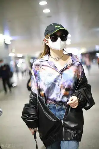 戚薇穿衬衫外搭半脱皮衣现身机场穿搭方式总是很抢镜