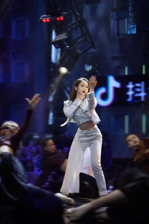 孟美岐蒙面舞王舞台图2