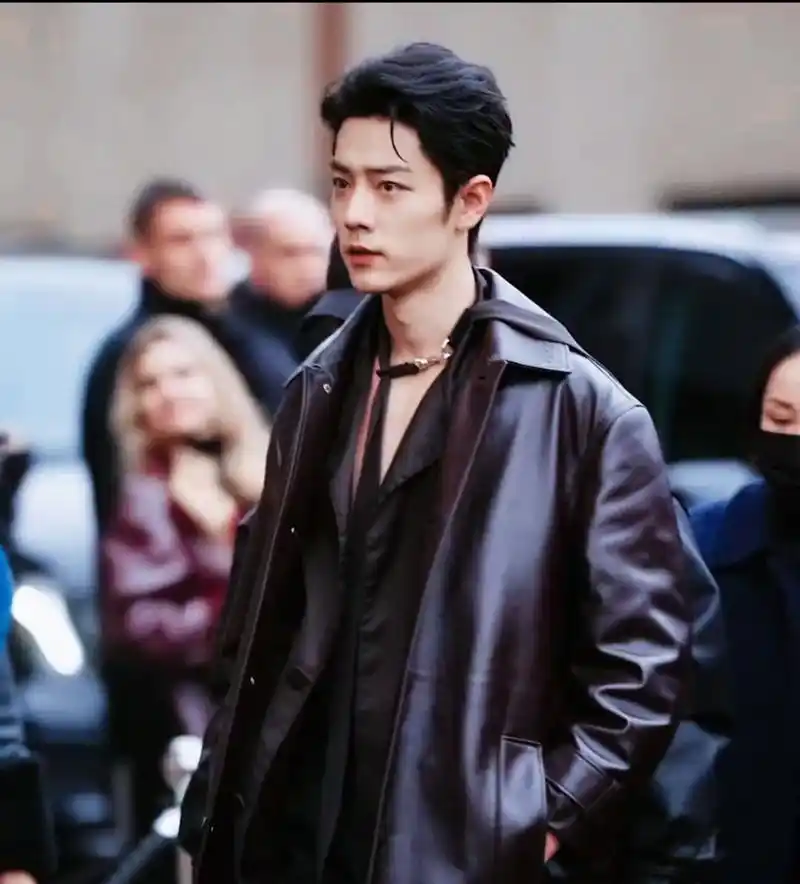 米兰时装周,走路带风的肖战,冷峻坚毅,气场好足!