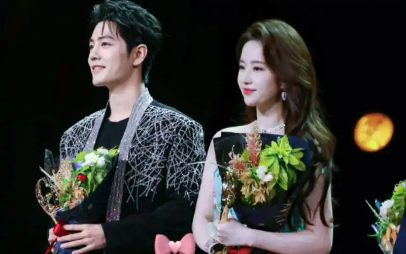 刘亦菲肖战互相打招呼了,卧槽究竟是谁先动的手,我可太爱了