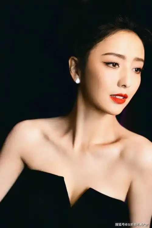 【佟丽娅性感写真壁纸】黑色抹胸长裙,优雅复古,金鸡奖红毯造型