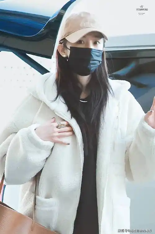 杨幂北京机场出发路透白色羊羔毛外套搭黑色牛仔裤