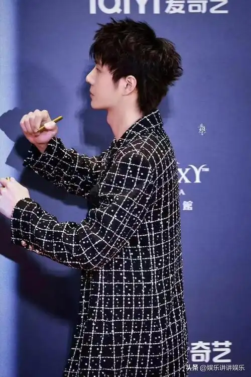 王一博尖叫之夜大展风采香奈儿宠上加宠获年度男主角