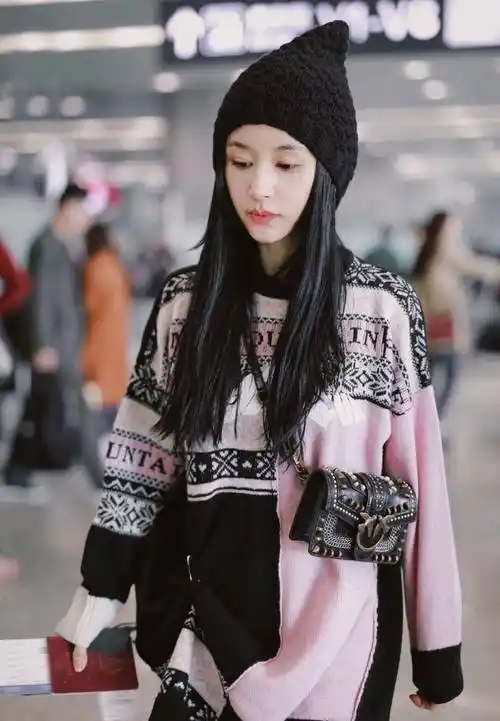 王子文太有少女感了,32岁穿拼接毛衣 中筒靴,俏皮可爱似学生_整体