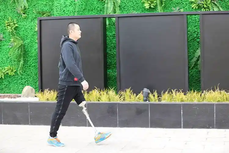 补充,对弱的东西进行增强,从这个意义上说,假肢作为截肢者的必需品,是