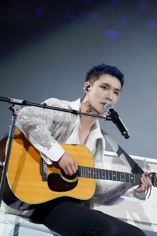 张艺兴蓝色碎盖短发