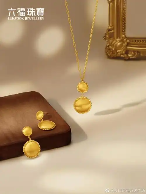 #六福珠宝 为你献上春日扮靓的两种风格,任你随意搭配