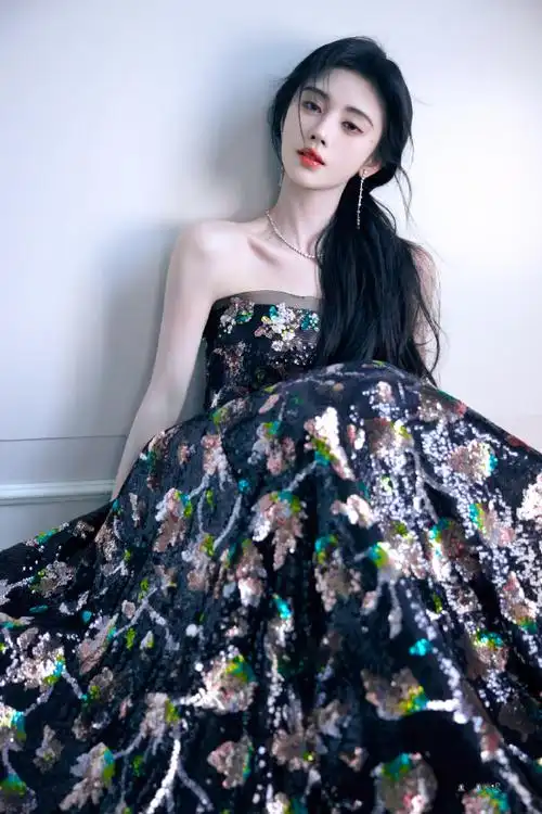 鞠婧祎红毯##鞠婧祎黑纱满绣礼裙